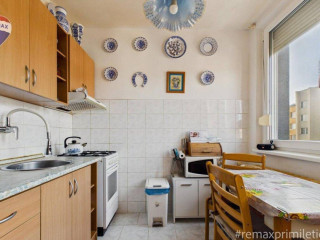 slnecny-3-izbovy-byt-v-oblubenej-lokalite-dubravky-hanulov