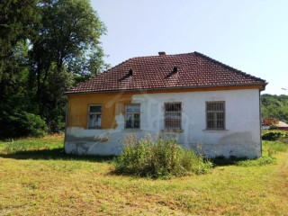 zachovaly-byvaly-mlyn-na-vacsom-pozemku-v-obci-modrovka