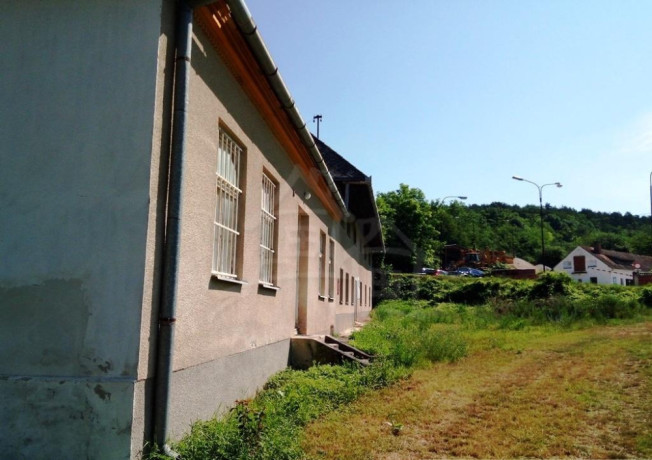 zachovaly-byvaly-mlyn-na-vacsom-pozemku-v-obci-modrovka-big-4