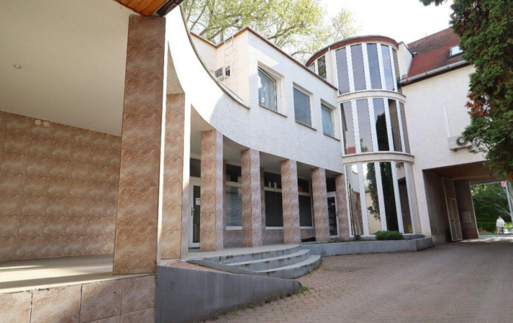 na-predaj-polyfunkcna-budova-v-piestanoch-big-1