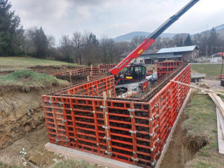 stenove-debnenie-peri