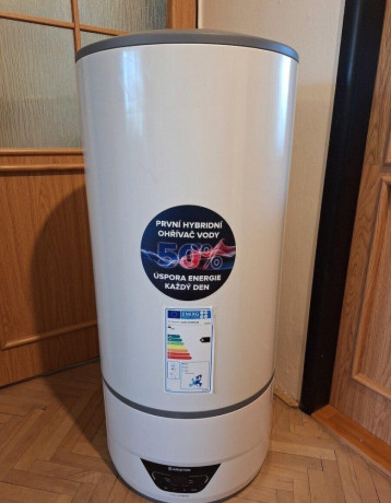novy-bojler-s-tepelnym-cerpadlom-ariston-lydos-hybrid-80-big-0