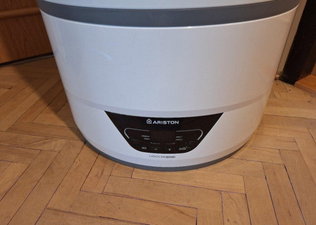 novy-bojler-s-tepelnym-cerpadlom-ariston-lydos-hybrid-80-big-1