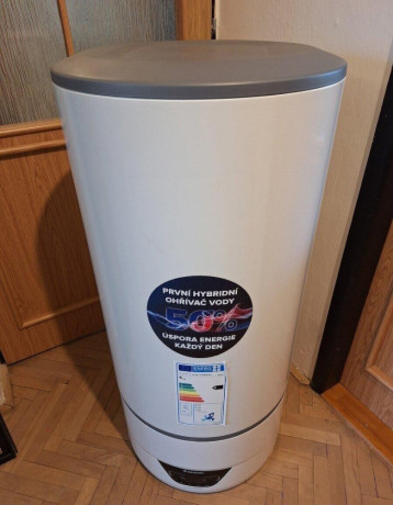 novy-bojler-s-tepelnym-cerpadlom-ariston-lydos-hybrid-80-big-2