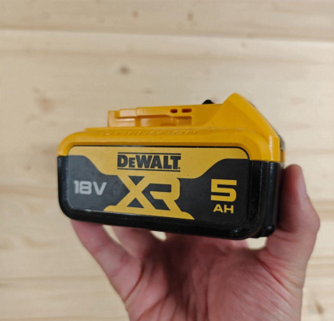 originalne-baterie-dewalt-xr-18v-5ah-a-12v-2ah-big-2