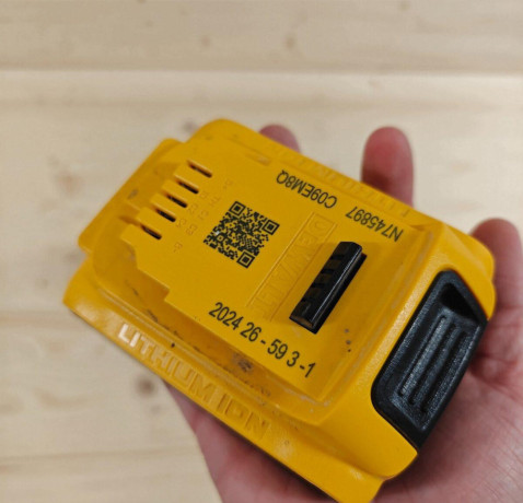 originalne-baterie-dewalt-xr-18v-5ah-a-12v-2ah-big-3