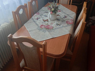 rozkladaci-stol-so-siestimi-stolickami