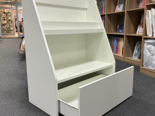 polica-na-knihy-so-suflikom-ikea-bergig