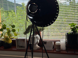 cierna-kovova-stojaca-lampa-industrialny-styl