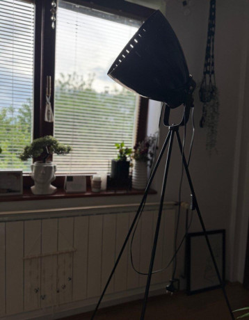 cierna-kovova-stojaca-lampa-industrialny-styl-big-2