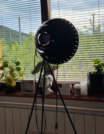 cierna-kovova-stojaca-lampa-industrialny-styl-big-0