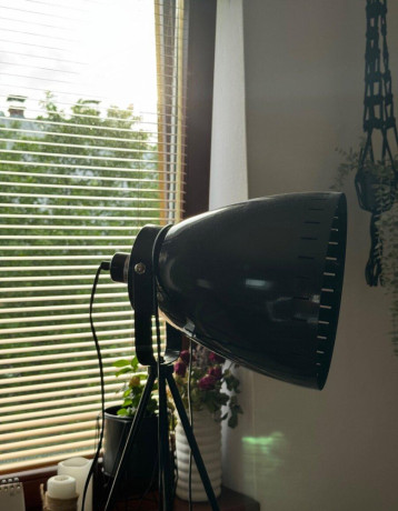 cierna-kovova-stojaca-lampa-industrialny-styl-big-4