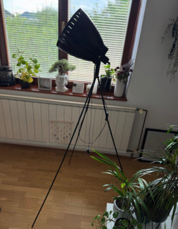 cierna-kovova-stojaca-lampa-industrialny-styl-big-1