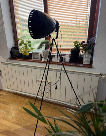 cierna-kovova-stojaca-lampa-industrialny-styl-big-3
