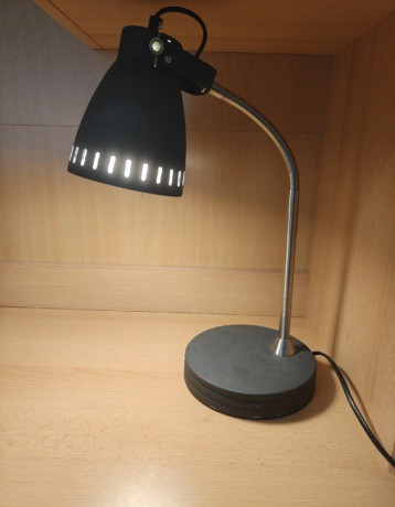 predam-studentsku-stolnu-lampu-big-0