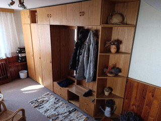 skrine-do-predsenie-s-vesiakom-a-zrkadlom