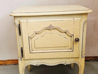 vintage-nocny-stolik