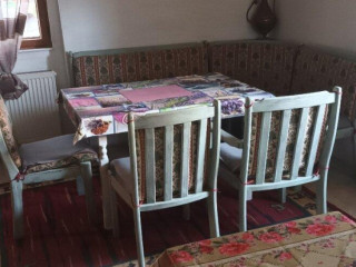 starozitny-set-lavica-stolicky-rozkladaci-stol