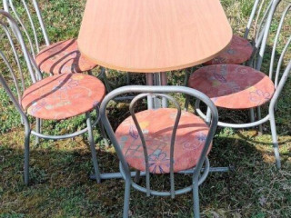 pevny-kovovy-set-6-ks-stolicly-a-dreveny-stol-len-30-euro