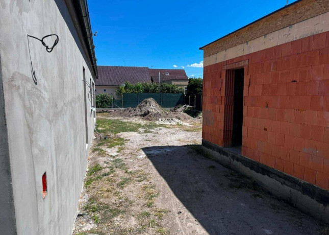 moderny-4-izbovy-rodinny-dom-s-garazou-a-velkou-terasou-big-2