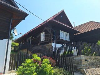 romanticka-drevenica-s-garazou-upravenym-pozemkom-a-teras