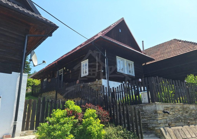 romanticka-drevenica-s-garazou-upravenym-pozemkom-a-teras-big-0