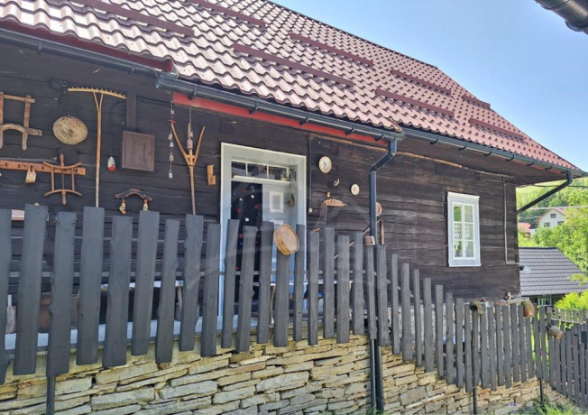 romanticka-drevenica-s-garazou-upravenym-pozemkom-a-teras-big-2