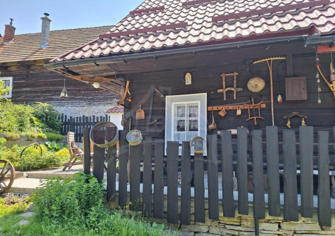 romanticka-drevenica-s-garazou-upravenym-pozemkom-a-teras-big-3
