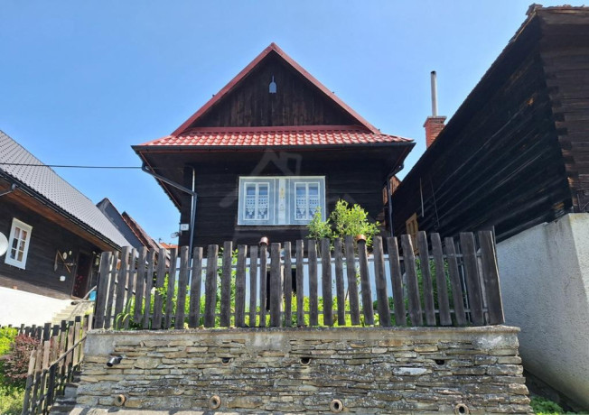 romanticka-drevenica-s-garazou-upravenym-pozemkom-a-teras-big-1