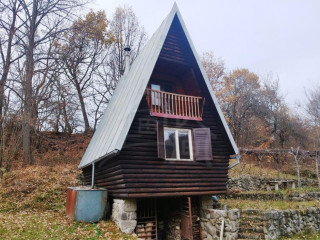 krasna-drevenica-v-lone-stiavnickych-vrchov-v-obklopeni-p