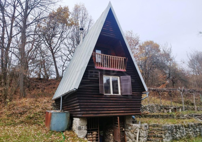 krasna-drevenica-v-lone-stiavnickych-vrchov-v-obklopeni-p-big-0