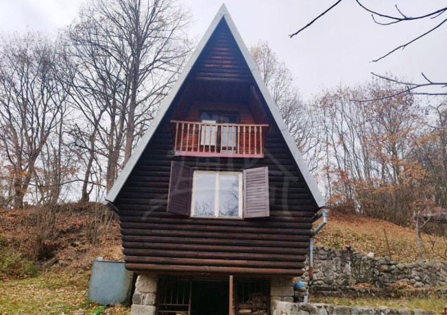 krasna-drevenica-v-lone-stiavnickych-vrchov-v-obklopeni-p-big-1