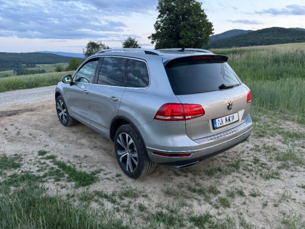 volkswagen-touareg-30-tdi-4motion-r-line-big-3