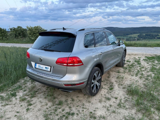 volkswagen-touareg-30-tdi-4motion-r-line-big-2