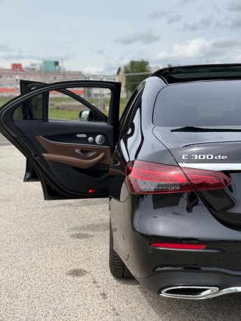 mercedes-benz-e-trieda-mercedes-benz-e-300-4matic-2020-76-910-km-diesel-automat-amg-line-plna-vybava-big-2