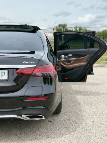 mercedes-benz-e-trieda-mercedes-benz-e-300-4matic-2020-76-910-km-diesel-automat-amg-line-plna-vybava-big-3