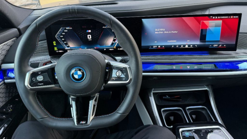 bmw-i7-m70-big-0
