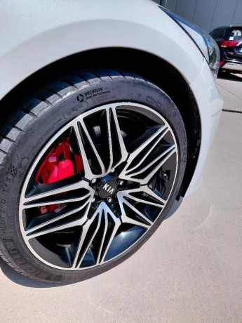 kia-stinger-33-t-gdi-gt-4wd-at-269kw366hp-a8-big-1