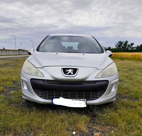 peugeot-308-16-hdi-automat-len-174-000-km-letne-gumy-na-diskoch-a-dialnicna-znamka-v-cene-big-0