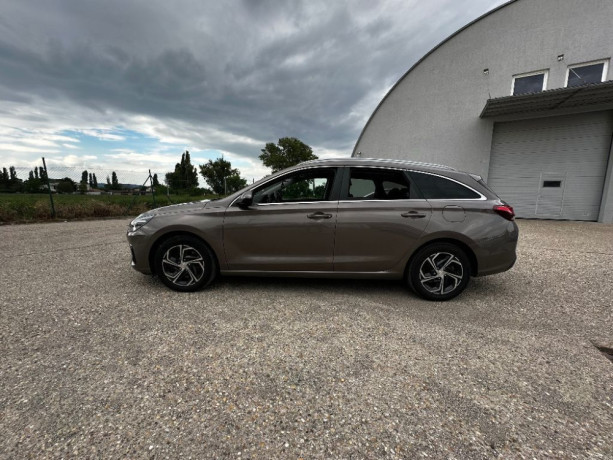 hyundai-i30-cw-16-diesel-automat-big-3