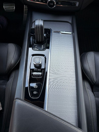 volvo-xc60-b4-r-design-awd-at-145kw197hp-a8-big-0