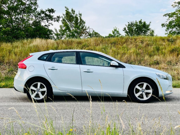 volvo-v40-d2-base-84kw115hp-m6-big-1