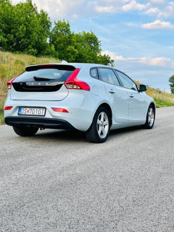 volvo-v40-d2-base-84kw115hp-m6-big-2