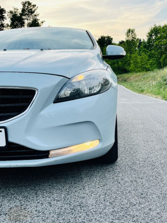 volvo-v40-d2-base-84kw115hp-m6-big-0