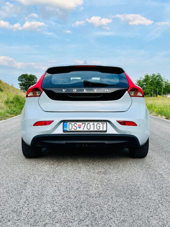 volvo-v40-d2-base-84kw115hp-m6-big-3
