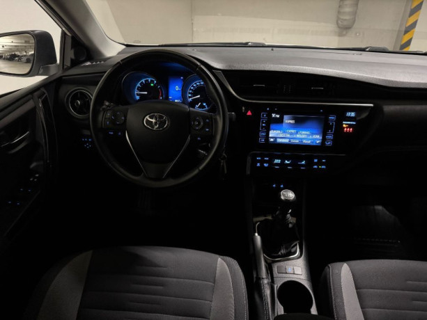 toyota-auris-16-l-valvematic-business-97kw132hp-m6-big-3