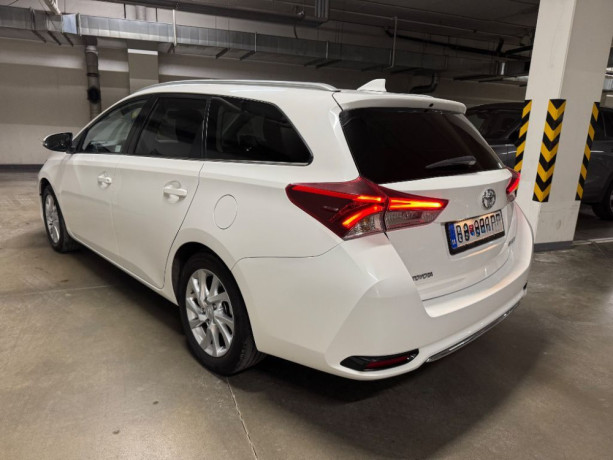 toyota-auris-16-l-valvematic-business-97kw132hp-m6-big-2