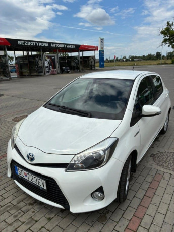 toyota-yaris-hybrid-big-0
