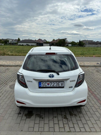 toyota-yaris-hybrid-big-2