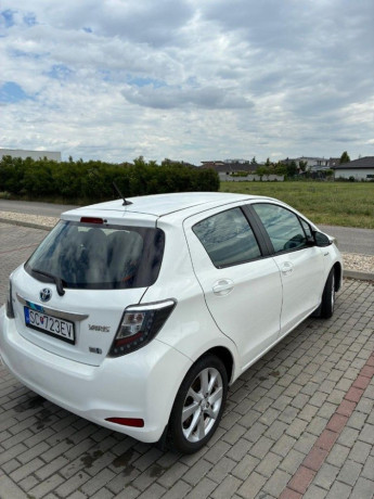 toyota-yaris-hybrid-big-3